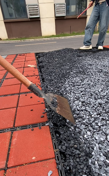 石材+碎石双拼铺路格停车场